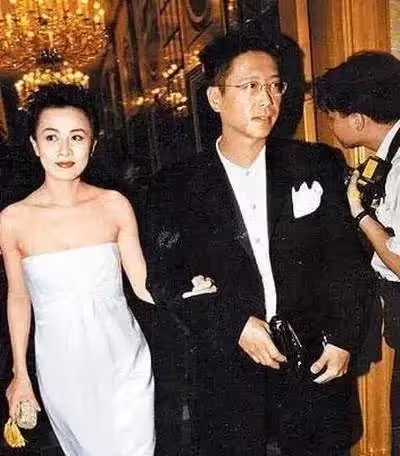 嫁入豪門13年,51歲最美港姐上位史:擠走賭王女兒,姐姐也嫁富豪