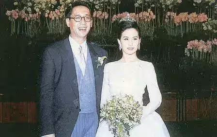 嫁入豪門13年,51歲最美港姐上位史:擠走賭王女兒,姐姐也嫁富豪