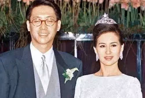 嫁入豪門13年,51歲最美港姐上位史:擠走賭王女兒,姐姐也嫁富豪