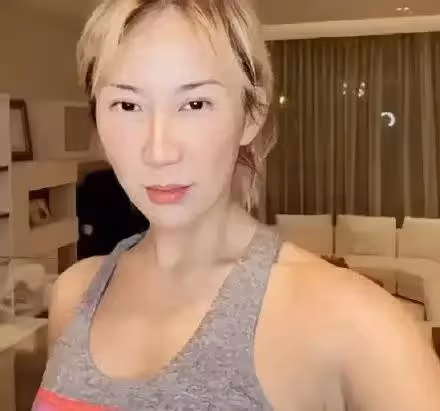 素顏變個人!李玟沒化妝「眼睛小一倍」網看傻,熱舞一轉身「46歲不可思議曲線」逆轉負評:太迷人