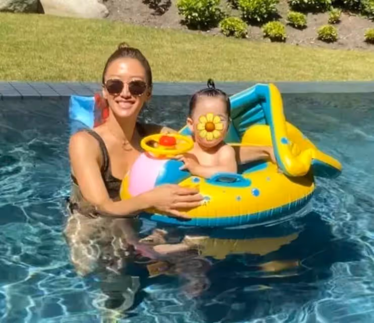 謝婷婷3歲女兒照片公開：長得像舅舅謝霆鋒，是個可愛的混血寶寶