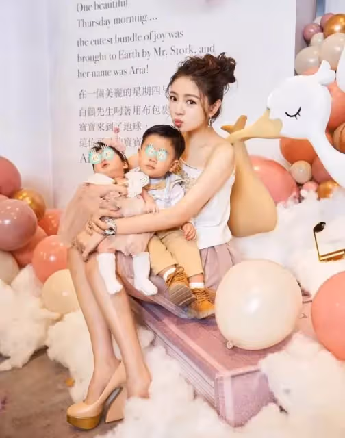 同樣是嫁豪門產女,安以軒女兒眼睛又大圓,郭碧婷女兒臉大有福,網友:誰才是真名媛?