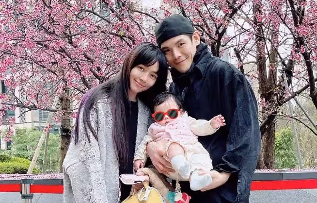 同樣是嫁豪門產女,安以軒女兒眼睛又大圓,郭碧婷女兒臉大有福,網友:誰才是真名媛?