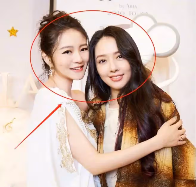 同樣是嫁豪門產女,安以軒女兒眼睛又大圓,郭碧婷女兒臉大有福,網友:誰才是真名媛?