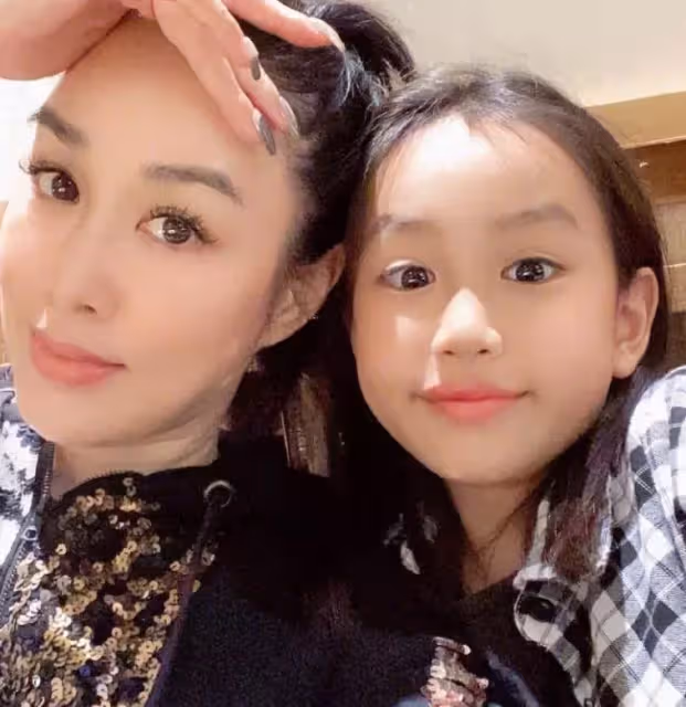 鐘麗緹13歲女兒張思捷近況曝光!直播間被網友質疑「割雙眼皮」,本人自信回應:這是純天然的