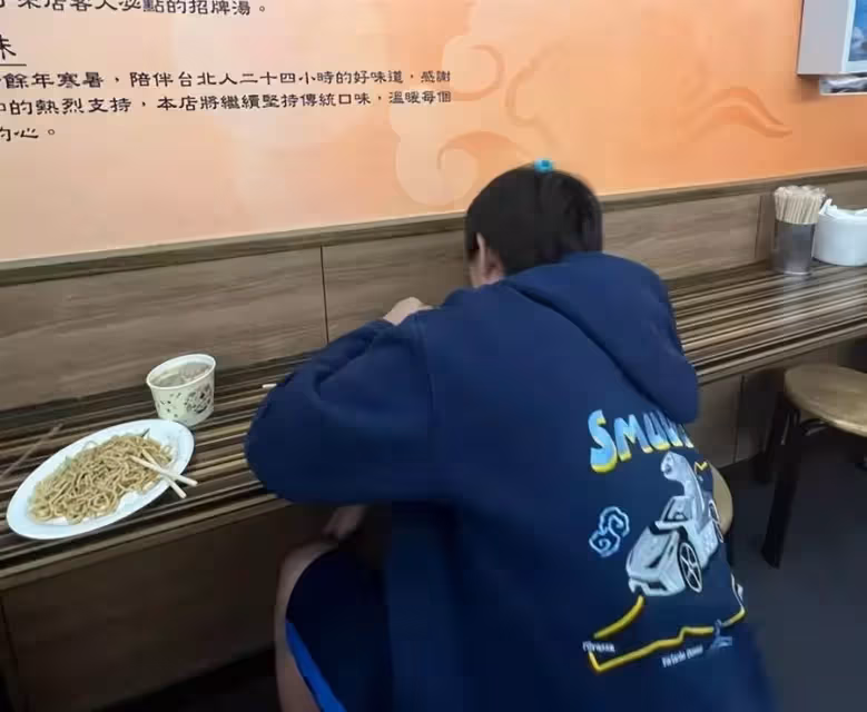 林志穎罕曬「大兒子正臉」照!父子倆「吃街邊檔」太接地氣,12歲Kimi與小時候判若兩人