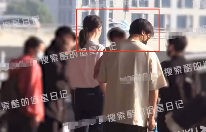 王傳君齊溪被疑隱婚生娃!抱小孩現身街邊超謹慎,身邊跟4人照顧