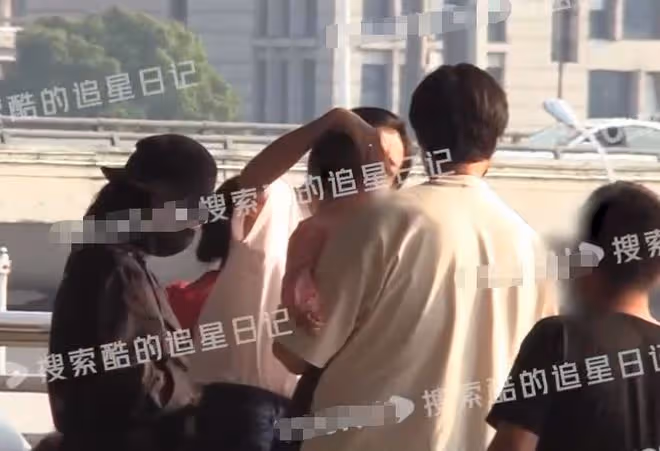 王傳君齊溪被疑隱婚生娃!抱小孩現身街邊超謹慎,身邊跟4人照顧