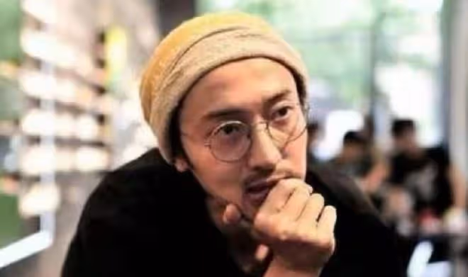 王傳君齊溪被疑隱婚生娃!抱小孩現身街邊超謹慎,身邊跟4人照顧