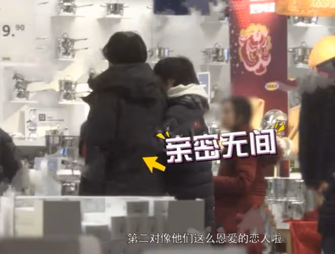 王傳君齊溪被疑隱婚生娃!抱小孩現身街邊超謹慎,身邊跟4人照顧