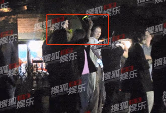 王傳君齊溪被疑隱婚生娃!抱小孩現身街邊超謹慎,身邊跟4人照顧