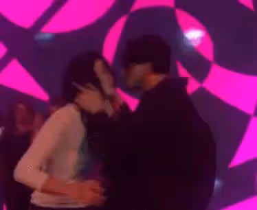 王傳君齊溪被疑隱婚生娃!抱小孩現身街邊超謹慎,身邊跟4人照顧