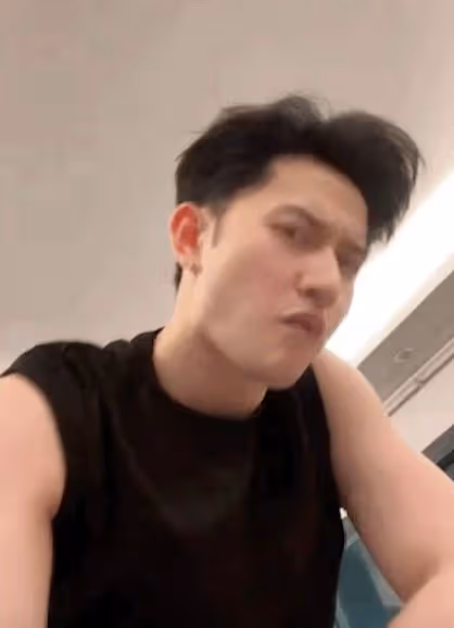 發布暴力視頻,對著鏡頭拳打腳踢,他像瘋了一樣,又被全網罵了!