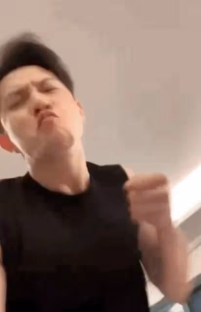 發布暴力視頻,對著鏡頭拳打腳踢,他像瘋了一樣,又被全網罵了!