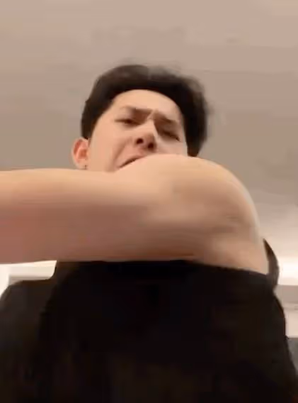 發布暴力視頻,對著鏡頭拳打腳踢,他像瘋了一樣,又被全網罵了!