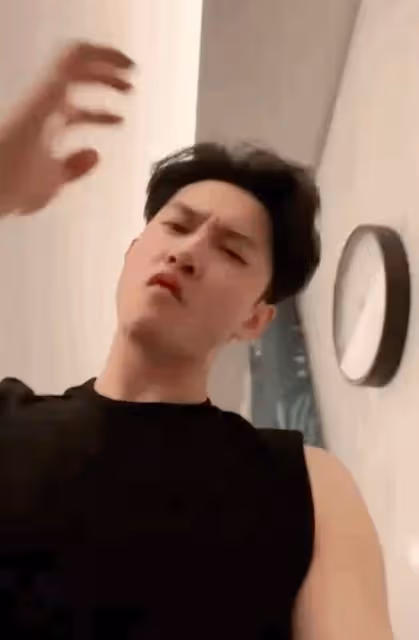 發布暴力視頻,對著鏡頭拳打腳踢,他像瘋了一樣,又被全網罵了!