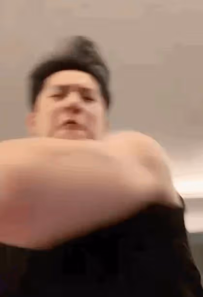 發布暴力視頻,對著鏡頭拳打腳踢,他像瘋了一樣,又被全網罵了!