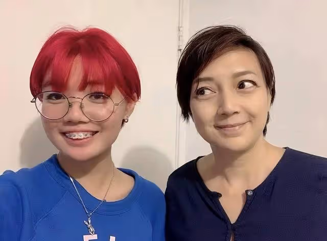 香港知名女星17歲女兒公開戀情!與女友甜蜜慶生,全家定居國外