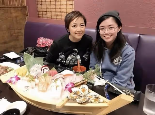 香港知名女星17歲女兒公開戀情!與女友甜蜜慶生,全家定居國外