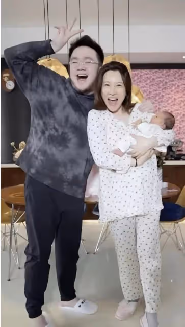 宋丹丹兒媳二胎出月子!帶巴圖體驗分娩痛苦,男方哭嚎全程牽緊手