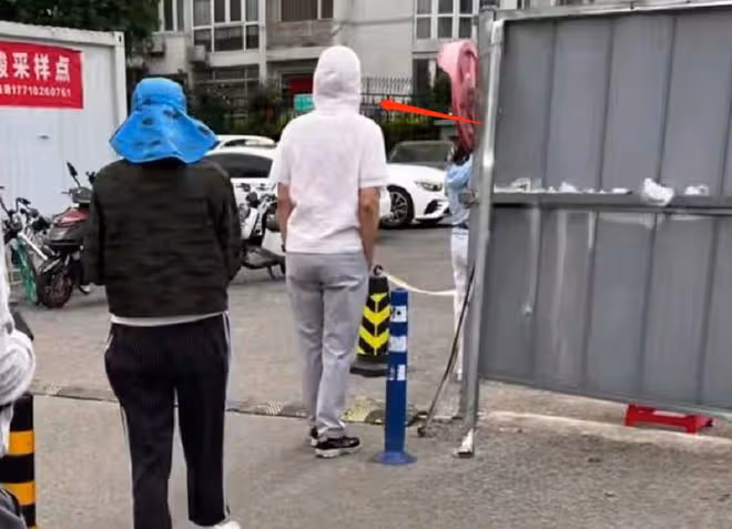 65歲葛優騎自行車做核酸,站人群里老實排隊,雙手插兜樸素似路人