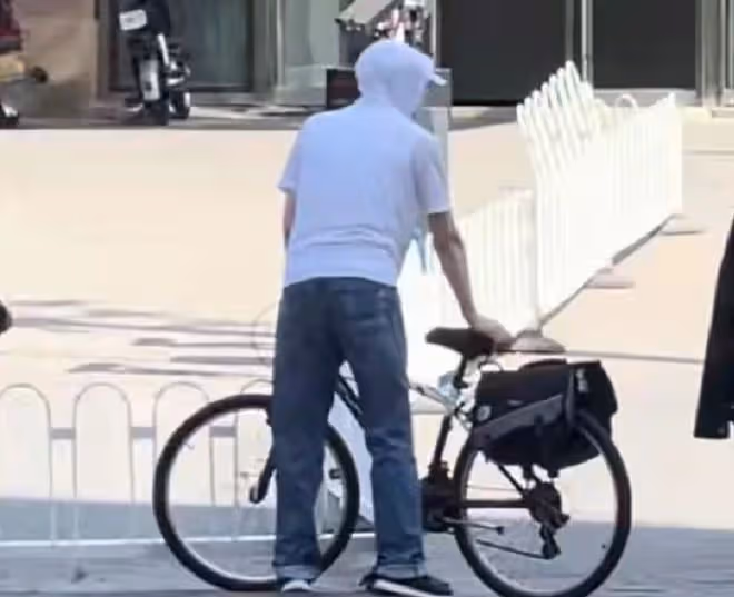 65歲葛優騎自行車做核酸,站人群里老實排隊,雙手插兜樸素似路人