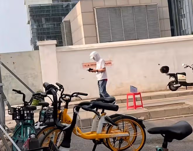 65歲葛優騎自行車做核酸,站人群里老實排隊,雙手插兜樸素似路人