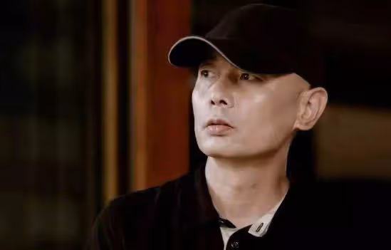 65歲葛優騎自行車做核酸,站人群里老實排隊,雙手插兜樸素似路人