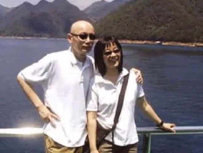 65歲葛優騎自行車做核酸,站人群里老實排隊,雙手插兜樸素似路人