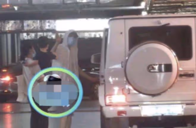 65歲葛優騎自行車做核酸,站人群里老實排隊,雙手插兜樸素似路人