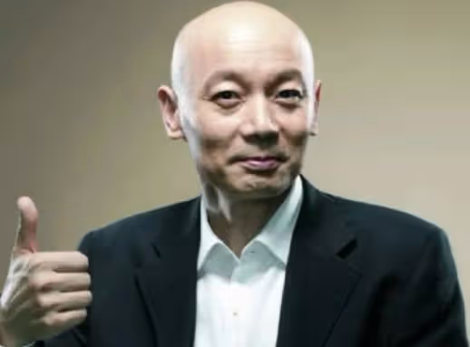65歲葛優騎自行車做核酸,站人群里老實排隊,雙手插兜樸素似路人