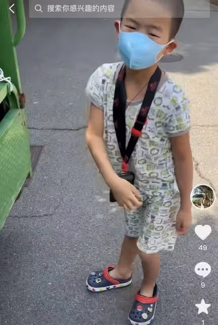 江珊前夫高曙光獨自帶娃,小52歲兒子長像媽,曝光家中三層小洋樓