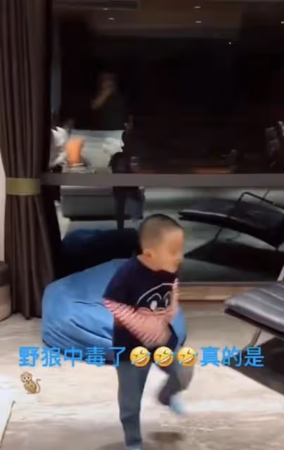 江珊前夫高曙光獨自帶娃,小52歲兒子長像媽,曝光家中三層小洋樓