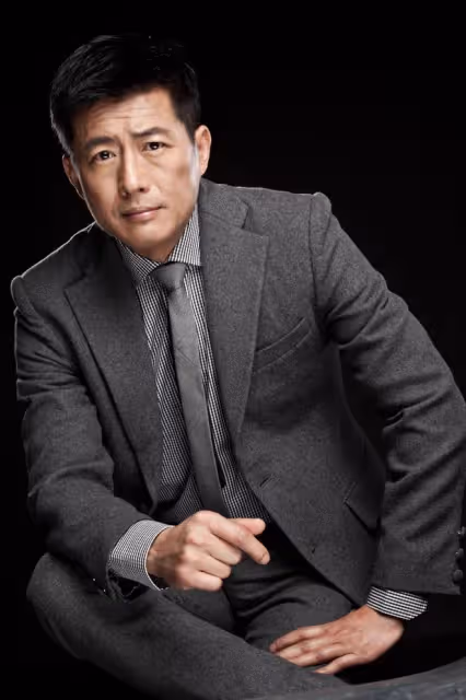 江珊前夫高曙光獨自帶娃,小52歲兒子長像媽,曝光家中三層小洋樓