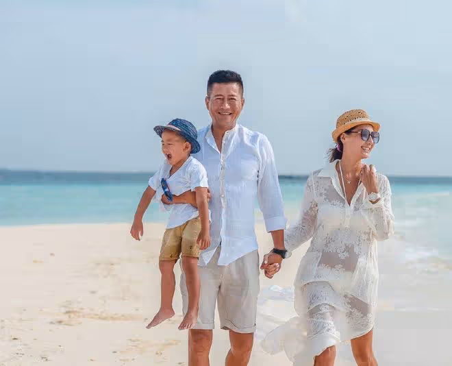 江珊前夫高曙光獨自帶娃,小52歲兒子長像媽,曝光家中三層小洋樓
