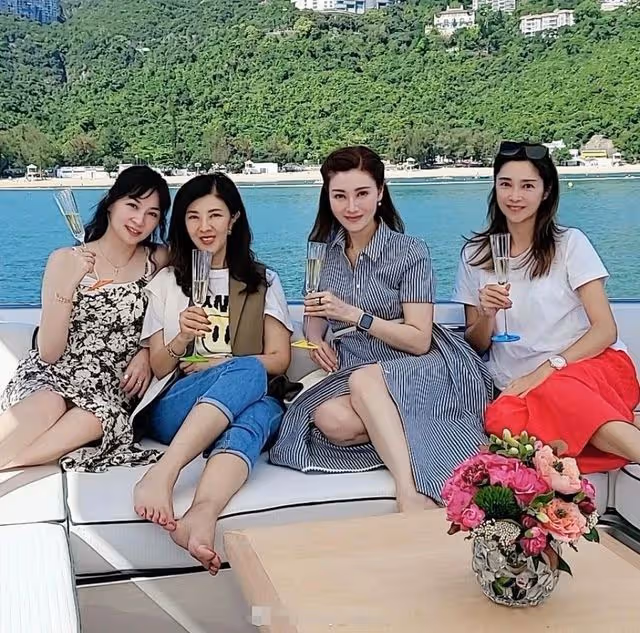 51歲李嘉欣近況曝光！與名媛姐妹坐遊艇出海，發福明顯小粗腿搶眼