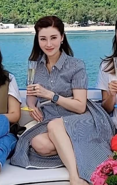 51歲李嘉欣近況曝光！與名媛姐妹坐遊艇出海，發福明顯小粗腿搶眼