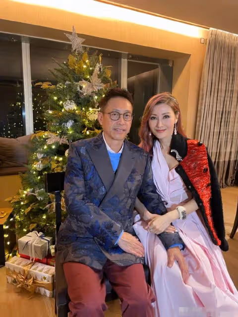 51歲李嘉欣近況曝光！與名媛姐妹坐遊艇出海，發福明顯小粗腿搶眼