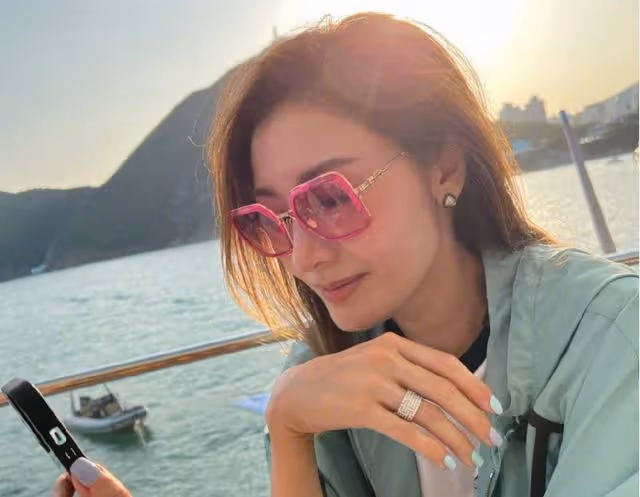 51歲李嘉欣近況曝光！與名媛姐妹坐遊艇出海，發福明顯小粗腿搶眼