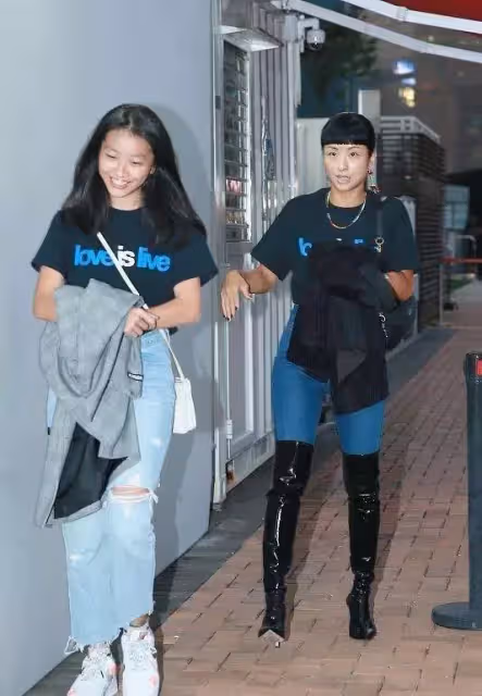 徐濠縈母女出街,17歲女兒比例優越「太有超模臉」,無懼齙牙好自信:顏值和氣質太迷人