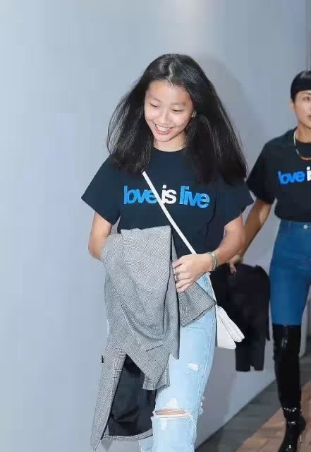 徐濠縈母女出街,17歲女兒比例優越「太有超模臉」,無懼齙牙好自信:顏值和氣質太迷人