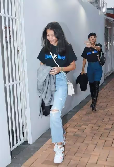 徐濠縈母女出街,17歲女兒比例優越「太有超模臉」,無懼齙牙好自信:顏值和氣質太迷人