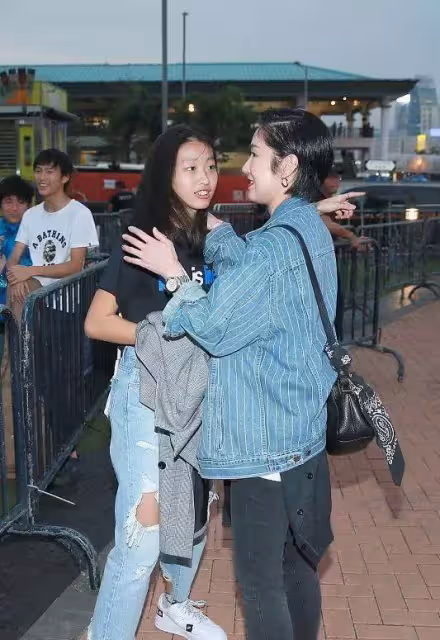 徐濠縈母女出街,17歲女兒比例優越「太有超模臉」,無懼齙牙好自信:顏值和氣質太迷人