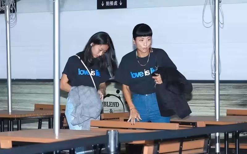 徐濠縈母女出街,17歲女兒比例優越「太有超模臉」,無懼齙牙好自信:顏值和氣質太迷人