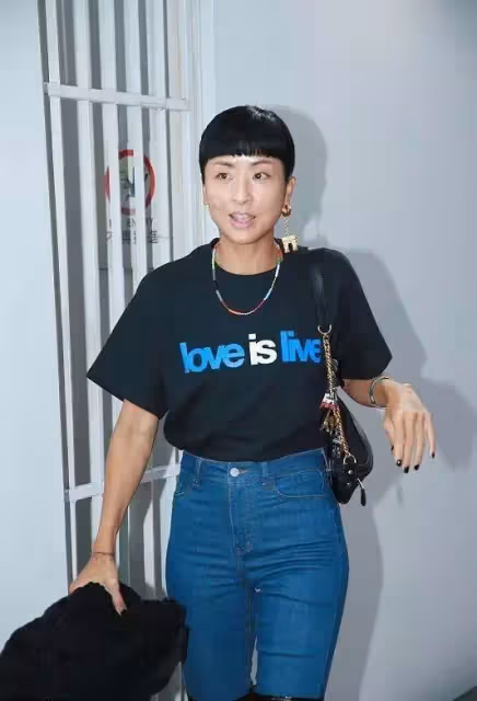 徐濠縈母女出街,17歲女兒比例優越「太有超模臉」,無懼齙牙好自信:顏值和氣質太迷人