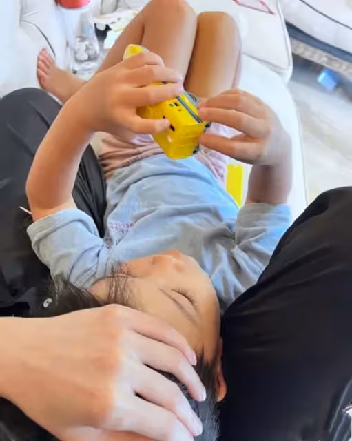 侯佩岑罕見公開倆兒子露臉帥照,兩兄弟長得像媽媽,都是高顏值