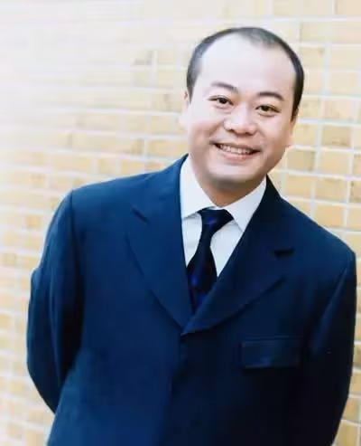 他演10年配角終成視帝!婚後才知「老婆是賭王孫女」 堅持25年「不生孩子」仍恩愛有加