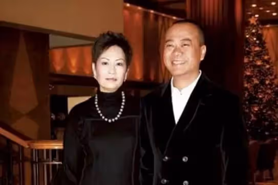他演10年配角終成視帝!婚後才知「老婆是賭王孫女」 堅持25年「不生孩子」仍恩愛有加