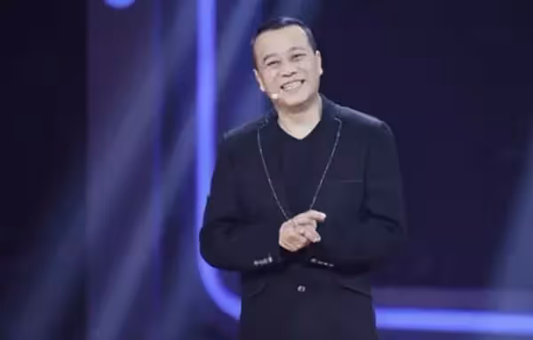 他演10年配角終成視帝!婚後才知「老婆是賭王孫女」 堅持25年「不生孩子」仍恩愛有加