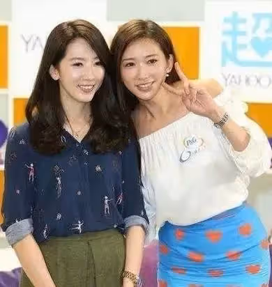 明星與替身的合影!周潤發妻片場探班「當場認錯人」 林志玲與替身合影「笑容如同雙胞胎」 !
